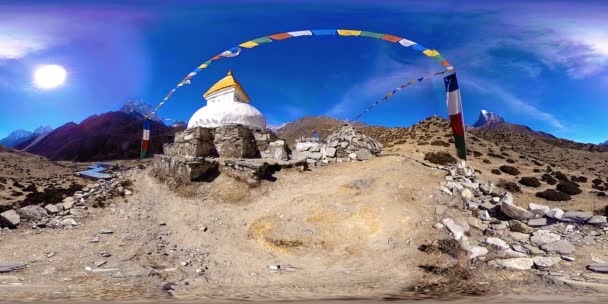 4K VR van Dingboche en Pheriche dorp in Nepal, basispunt van de zwaarste basiskamp track. Bloedbeeld. Boeddhistische stoepa op de berg. — Stockvideo