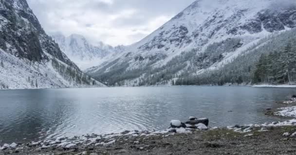 Snow Mountain Lake timelapse na época do outono. Natureza selvagem e monte vale rural. Floresta verde de pinheiros e nuvens dramáticas no céu. Motorizado dolly movimento deslizante — Vídeo de Stock