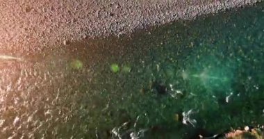 Güneşli yaz sabahında temiz ve taze bir dağ nehri üzerinde uçuşun ortasındayız. Dikey hareket