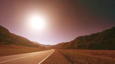 Yaz ya da sonbahar günbatımında gün batımında dağ yolu zamanı. Vahşi doğa ve kırsal alan.