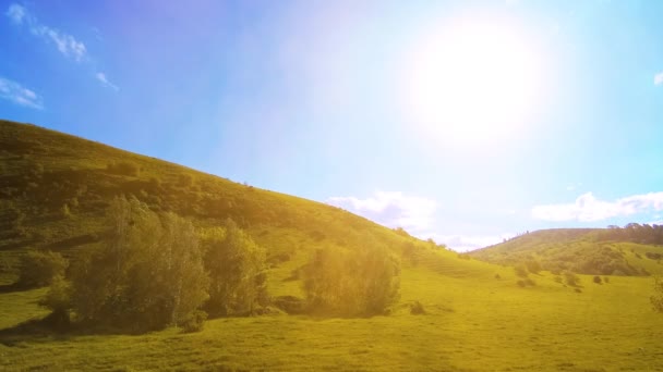 4K UHD montaña prado timelapse en el verano. Nubes, árboles, hierba verde y rayos de sol movimiento. — Vídeos de Stock