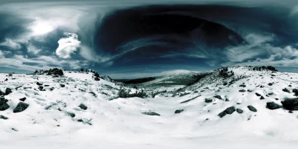 UHD 4K 360 VR 의 눈덮인 산 꼭대기. 산꼭대기와 얼음으로 된 풍경의 햇빛이었습니다. 겨울얼어붙은 바위 — 비디오