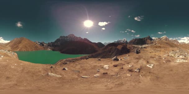 VR Timelapse Gokyo Ri hegyi tó a téli szezonban. Vad Himalája, magaslati természet és hegyi völgy. Jéggel borított sziklás lejtők. — Stock videók