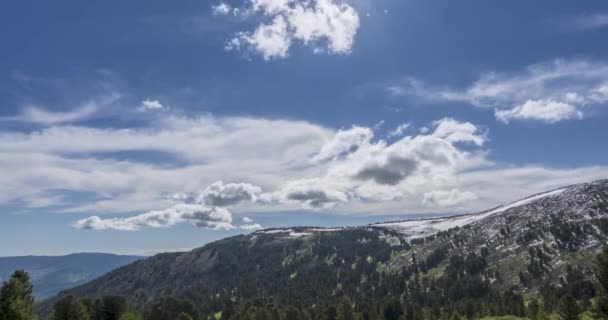 Временной промежуток облачного ландшафта за вершиной гор. Снег, камни, скалы и глубокое голубое небо. Высота. — стоковое видео