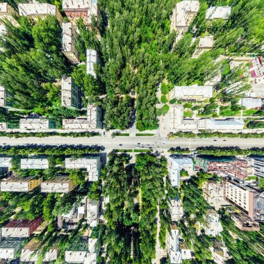 Kesişen yollar, evler, binalar, parklar ve otoparklar olan havacılık şehri manzarası. Güneşli yaz panoramik resmi
