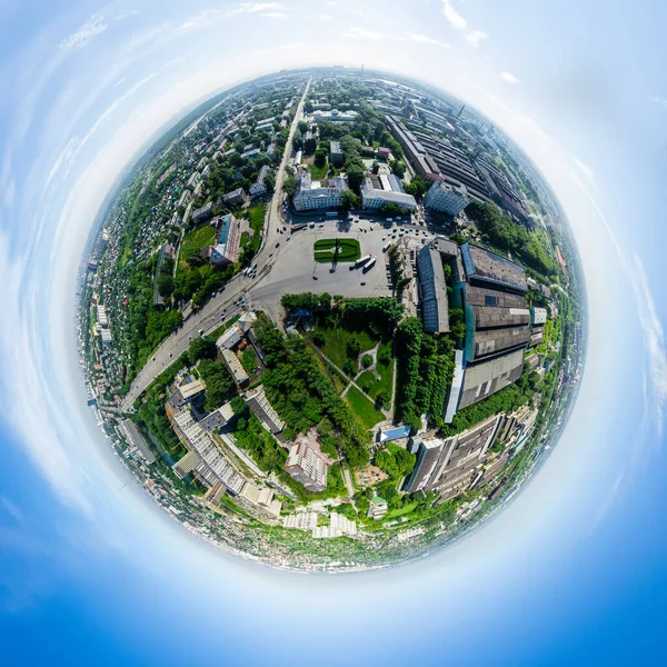 Lucht uitzicht op de stad met kruispunten en wegen, huizen gebouwen. Een helikopterschot. Panoramisch beeld. — Stockfoto