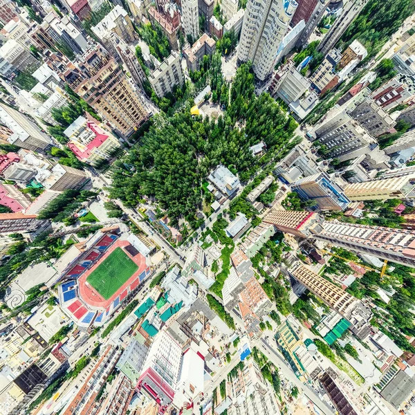 Vista aerea sulla città con crocevia e strade, case, edifici, parchi e parcheggi. Estate soleggiata immagine panoramica — Foto Stock