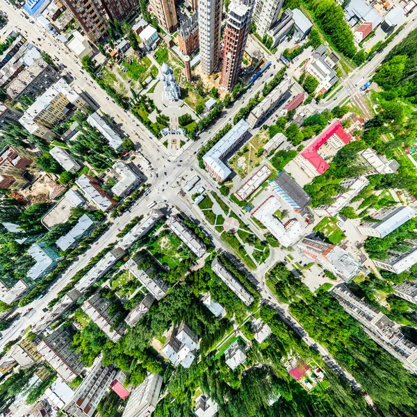 Vista aerea sulla città con crocevia e strade, case, edifici, parchi e parcheggi. Estate soleggiata immagine panoramica — Foto Stock