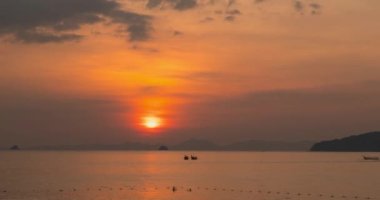Gün batımında deniz ya da okyanus üzerinde ışık hızının artması. Tropik iklimde sıcak yaz havası. Panoramik hareket.