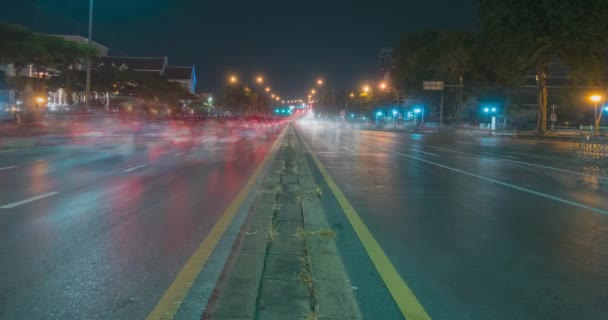 Hiperlapso del tráfico nocturno de la ciudad en la intersección de calles. Timelapse del movimiento de coches y motos. — Vídeo de stock