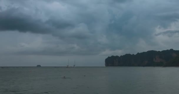 Čas vypršel dešťové mraky nad pláží a mořskou krajinou s loděmi. Tropická bouře v oceánu. — Stock video