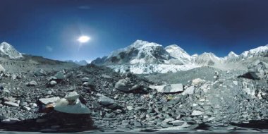 Khumbu Buzulu 'ndaki Everest Üssü' nün 360. Khumbu Vadisi, Sagarmatha Ulusal Parkı, Himalayalar 'ın Nepal' i. Gorak Shep yakınlarındaki EBC rotası.