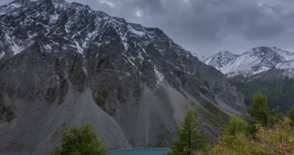 Timelapse des nuages épiques en automne de vallée de montagne. Nature sauvage sans fin et ciel de tempête de neige sur le sommet de la neige — Video