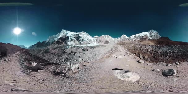 360 vr Everestského tábora na ledovci Khumbu. Údolí Khumbu, národní park Sagarmatha, Nepál Himálaje. Trasa EBC poblíž Gorak Shep. — Stock video