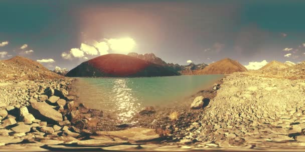 VR Gokyo Ri mountain lake at the winter season. Wild Himalayas high altitude nature and mount valley. Rocky slopes covered with ice. — Stock Video