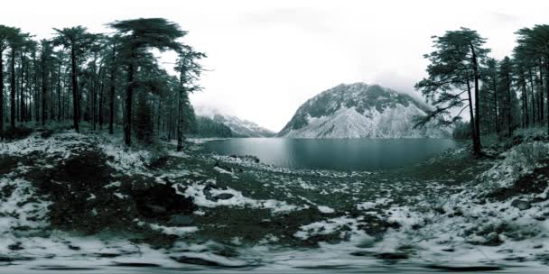 Mountain Lake 360 vr télen. Vad természet és hegyi völgy. Zöld erdő fenyőfák és gyors felhők az égen. — Stock videók