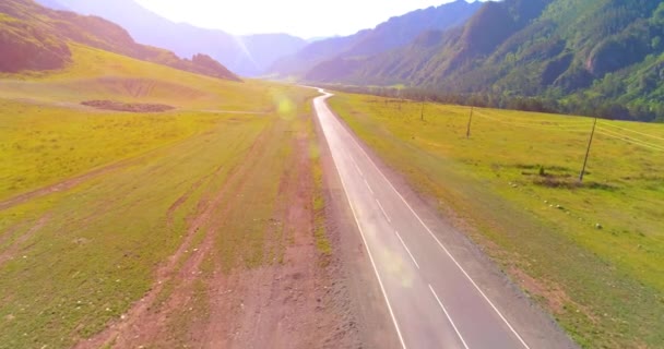 Flyg över berg asfalt motorväg väg och äng — Stockvideo