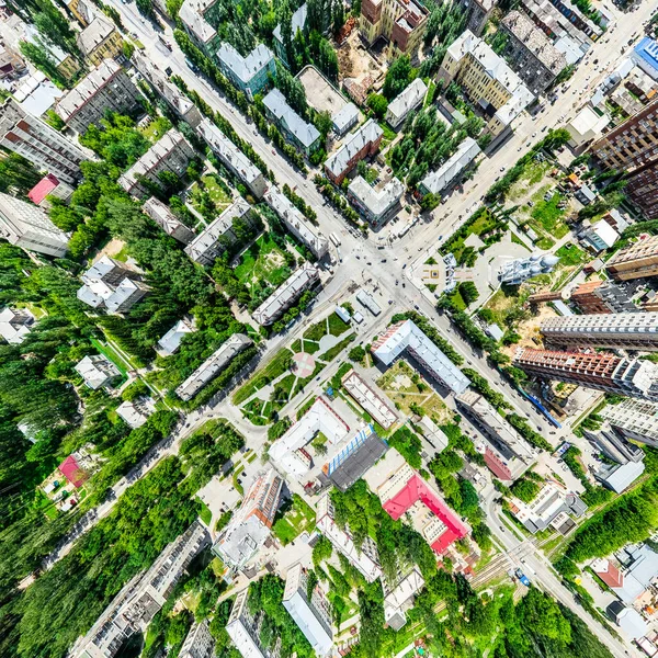 Widok z lotu ptaka na skrzyżowanie dróg i dróg, domy, budynki, parki i parkingi. Słoneczny letni panoramiczny obraz — Zdjęcie stockowe