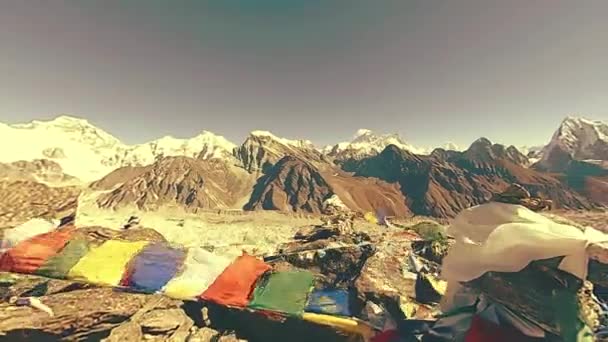 360 VR Gokyo Ri cima de la montaña. Bandera budista tibetana de oración. Himalaya salvaje naturaleza de gran altitud y valle del monte. Pendientes rocosas cubiertas de hielo. Movimiento panorámico — Vídeo de stock