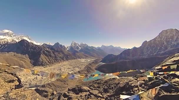 360 VR Gokyo Ri topo da montanha. Oração tibetana bandeira budista. Himalaias selvagens natureza de alta altitude e monte vale. Encostas rochosas cobertas de gelo. Movimento Panorama — Vídeo de Stock