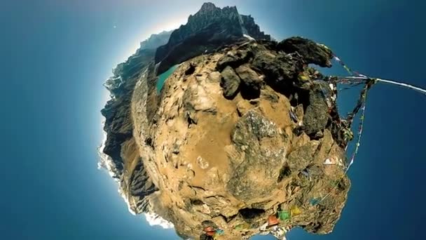 360 VR Gokyo Ri mountain top. 티베트의 불교 깃발. 야생 히말라야는 높은 고도의 자연 과 산의 계곡입니다. 바위가 많은 산비탈에 얼음이 덮여 있다. 작은 행성의 변화. — 비디오