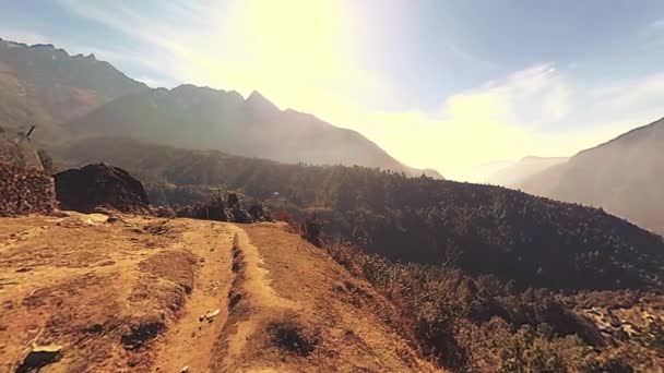 LUKLA, NEPAL - 1 DECEMBER 2017: Flygplan från Katmandu anländer till flygplatsen. Wild Himalaya hög höjd natur och berg dal. Klippiga sluttningar täckta med träd. — Stockvideo