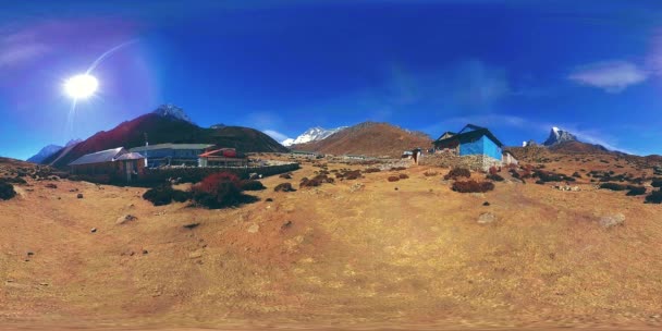 4K VR z Dingboche i wioski Pheriche w Nepalu, podstawowy punkt najstarszego toru bazowego. EBC. Buddyjska stupa na górze. — Wideo stockowe