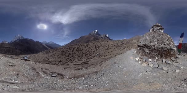 4K VR de Dingboche y la aldea de Pheriche en Nepal, punto básico de pista de campamento base everest. EBC. Estupa budista en la montaña. — Vídeos de Stock