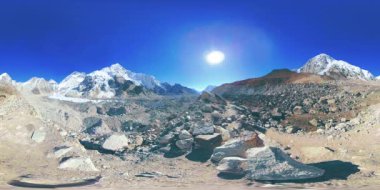 Khumbu Buzulu 'ndaki Everest Üssü' nün 360. Khumbu Vadisi, Sagarmatha Ulusal Parkı, Himalayalar 'ın Nepal' i. Gorak Shep yakınlarındaki EBC rotası.