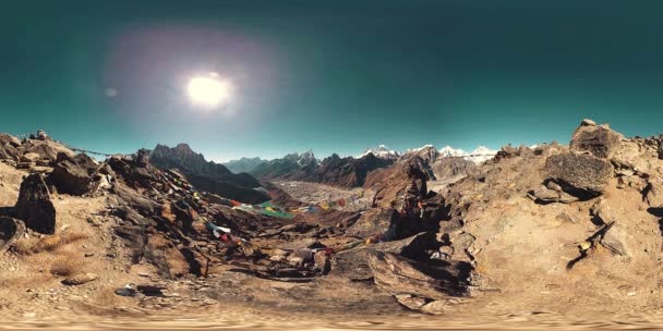 360 VR Gokyo Ri dağ tepesi. Tibet Budist bayrağı. Vahşi Himalayalar yüksek irtifa doğa ve dağ vadisi. Kayalık yamaçlar buzla kaplı. — Stok video