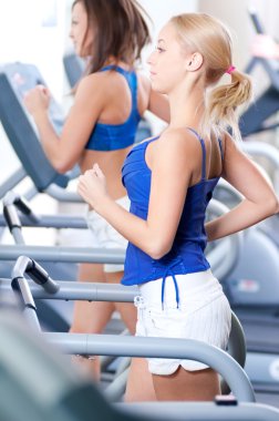 spor salonunda makinesinde kadınlar