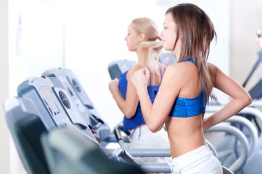 spor salonunda makinesinde kadınlar