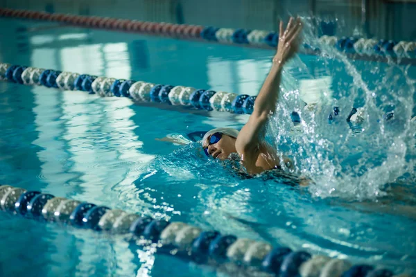 Lány első csúszás körvonalstílus úszás — Stock Fotó