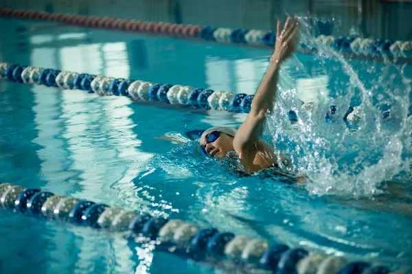 Girl swimming front crawl stroke style — Stock Photo, Image