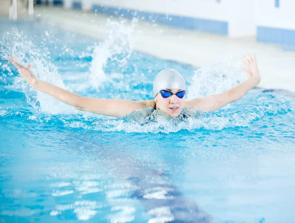 Girl swimming in butterfly stroke style — Stock Photo, Image