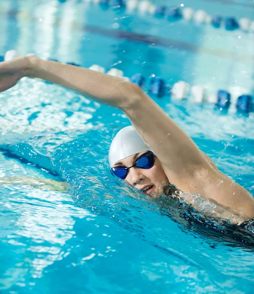 Girl swimming front crawl stroke style — Stock Photo, Image