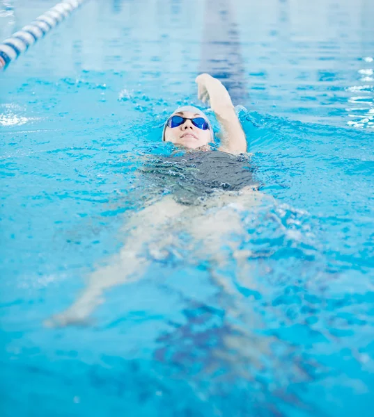 Flicka i simning tillbaka crawl linjeformat — Stockfoto