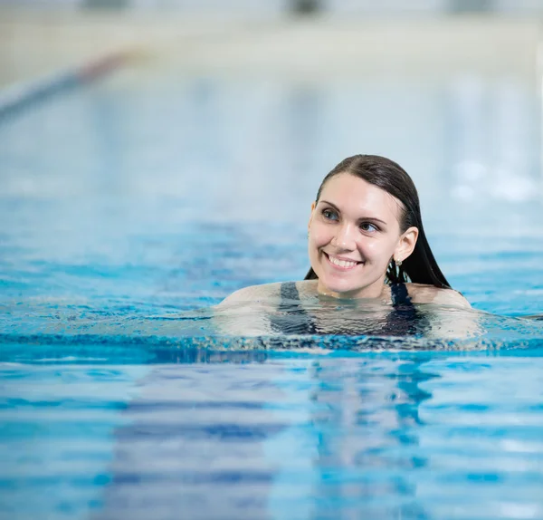 Молодая женщина в спортивном бассейне — стоковое фото