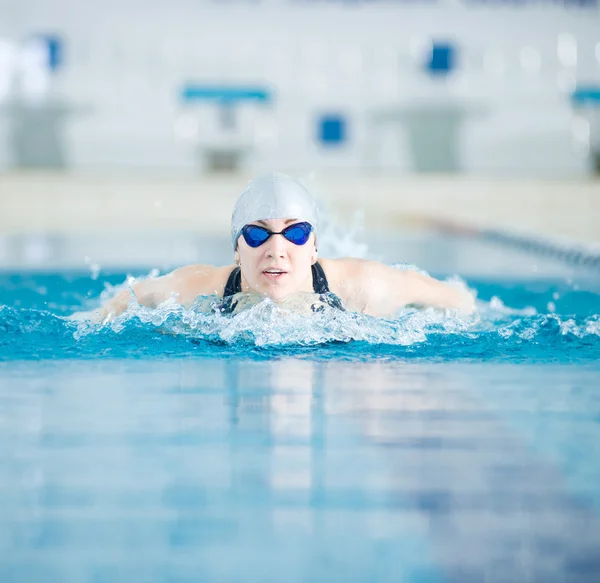 Girl swimming in butterfly stroke style — Stock Photo, Image