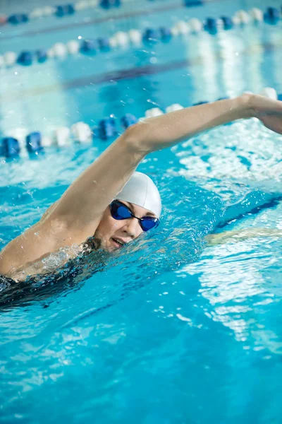 Meisje zwemmen borstcrawl slag stijl — Stockfoto