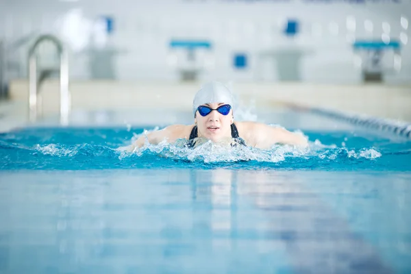 Girl swimming in butterfly stroke style — Stock Photo, Image