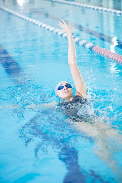 Girl in swimming back crawl stroke style — Stock Photo, Image