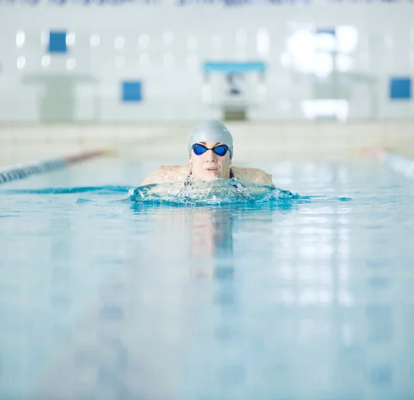 Mädchen schwimmt Brustschwimmen — Stockfoto