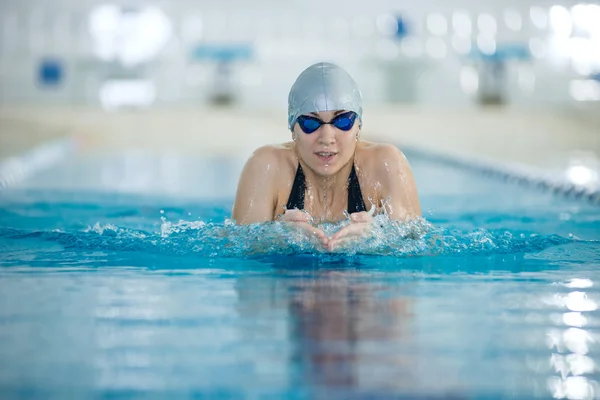 Mädchen schwimmt Brustschwimmen — Stockfoto