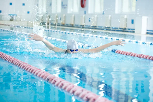 Girl swimming in butterfly stroke style — Stock Photo, Image