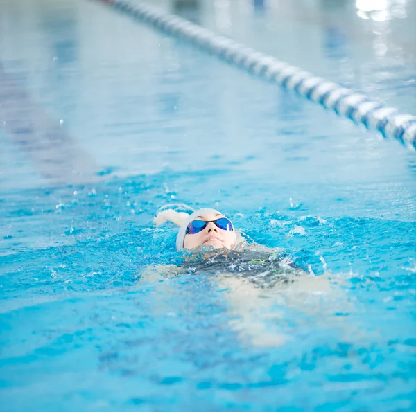 Ragazza in nuoto indietro strisciare stile ictus — Foto Stock