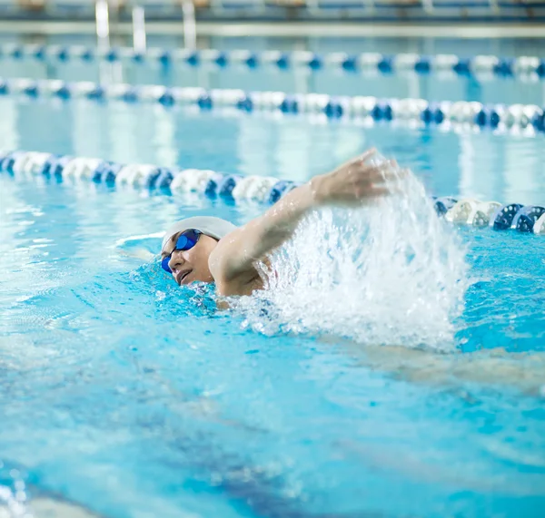 Menina nadando frente crawl estilo acidente vascular cerebral — Fotografia de Stock