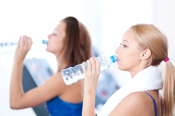 Femmes boire de l'eau après le sport — Photo