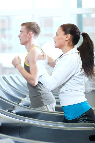 Mujer y hombre haciendo ejercicio en el gimnasio — Foto de Stock