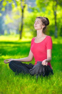 Yoga yapan genç bir kadın.